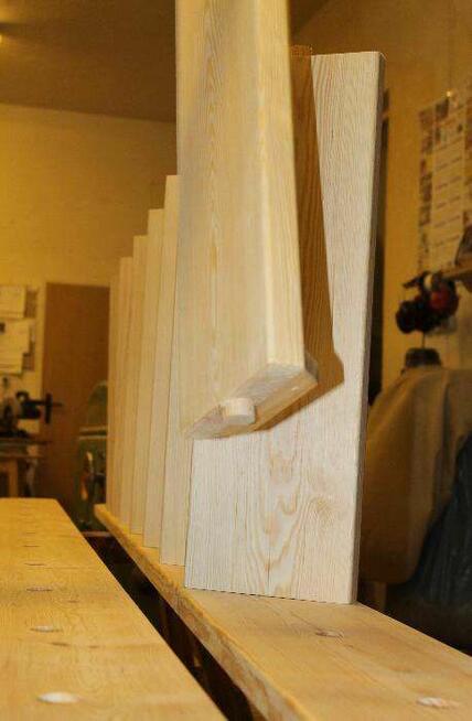 SCHODY WEWNĘTRZNE REGULOWANE SOSNOWE z BARIERKĄ Dach 295X50