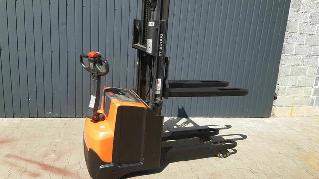 Paleciak elektryczny Toyota BT SWE 200 wózek widłowy