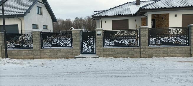 Nowoczesne ogrodzenia metalowe CNC- bramy skrzydłowe - bramy