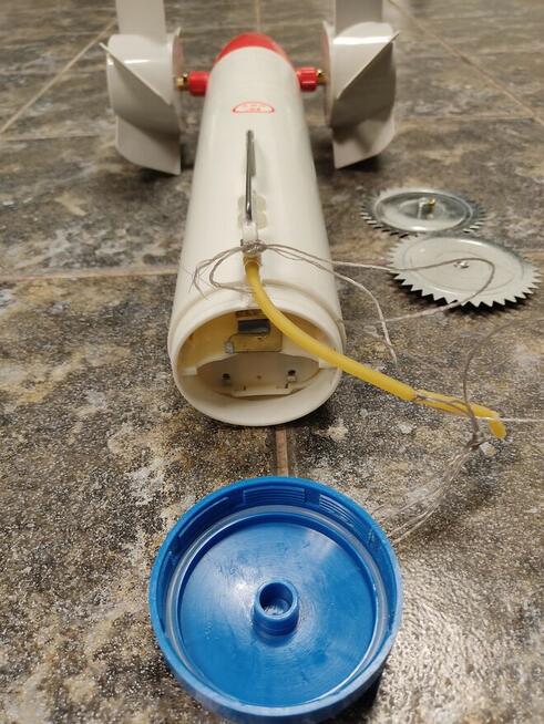 Łódka podlodowa do rozstawiania sieci rybackich zimą i latem