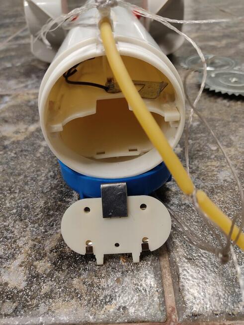 Łódka podlodowa do rozstawiania sieci rybackich zimą i latem