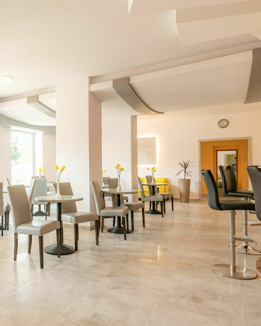 Kelner kawiarni i obsługi kelnerskiej Ledan Chłopy