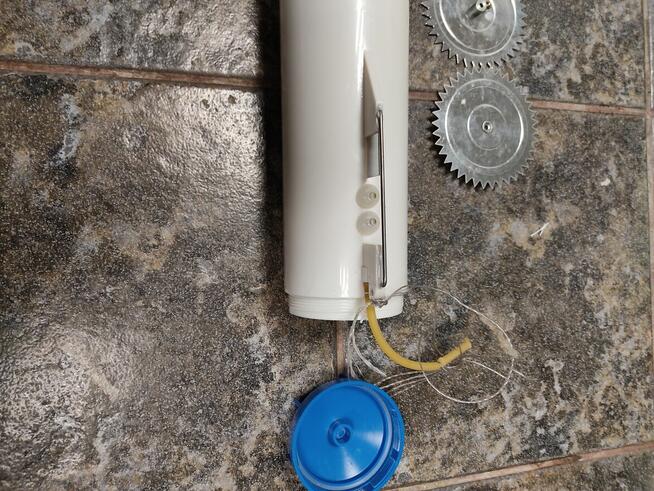 Łódka podlodowa do rozstawiania sieci rybackich zimą i latem