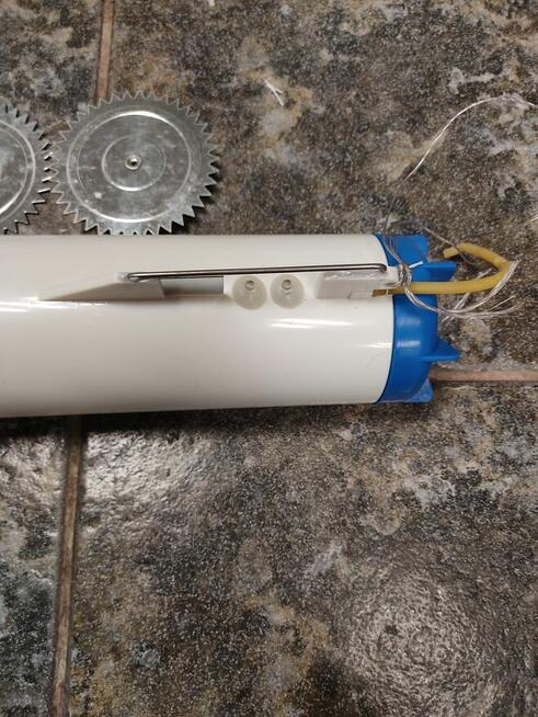 Łódka podlodowa do rozstawiania sieci rybackich zimą i latem