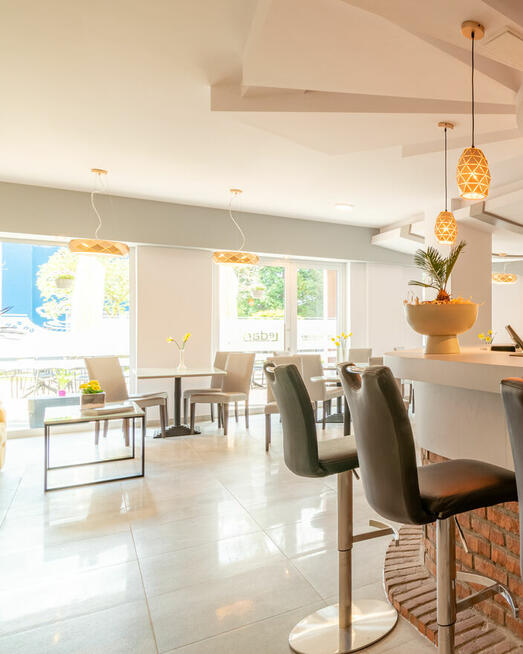 Kelner kawiarni i obsługi kelnerskiej Ledan Chłopy