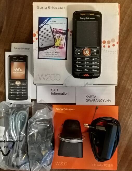Nowy Sony Ericsson W200 pełen komplet plus głośnik MPS-30.