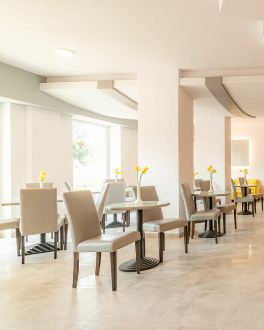 Kelner kawiarni i obsługi kelnerskiej Ledan Chłopy