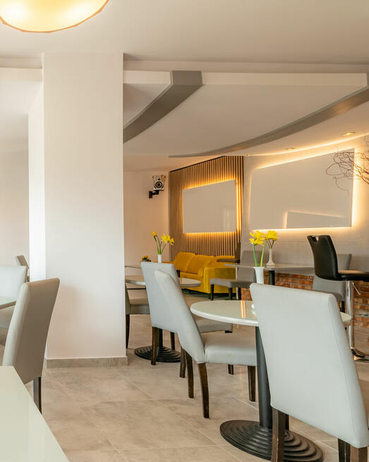 Kelner kawiarni i obsługi kelnerskiej Ledan Chłopy