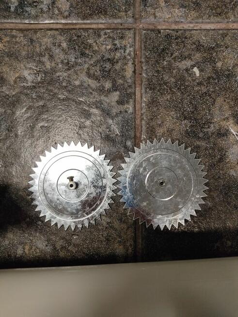 Łódka podlodowa do rozstawiania sieci rybackich zimą i latem