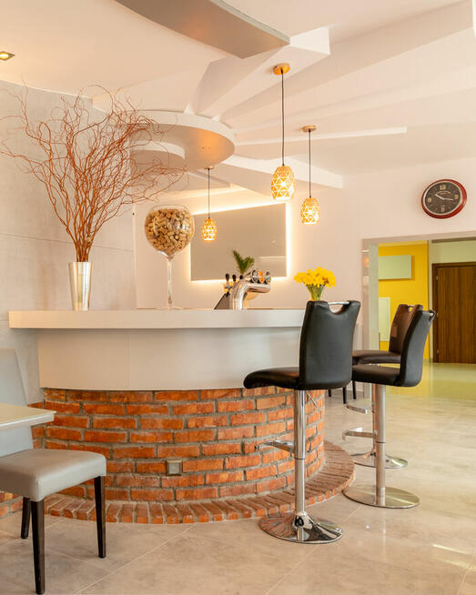 Kelner kawiarni i obsługi kelnerskiej Ledan Chłopy