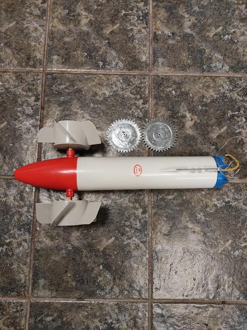 Łódka podlodowa do rozstawiania sieci rybackich zimą i latem