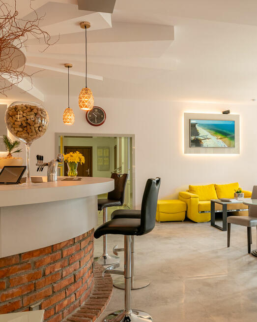 Kelner kawiarni i obsługi kelnerskiej Ledan Chłopy