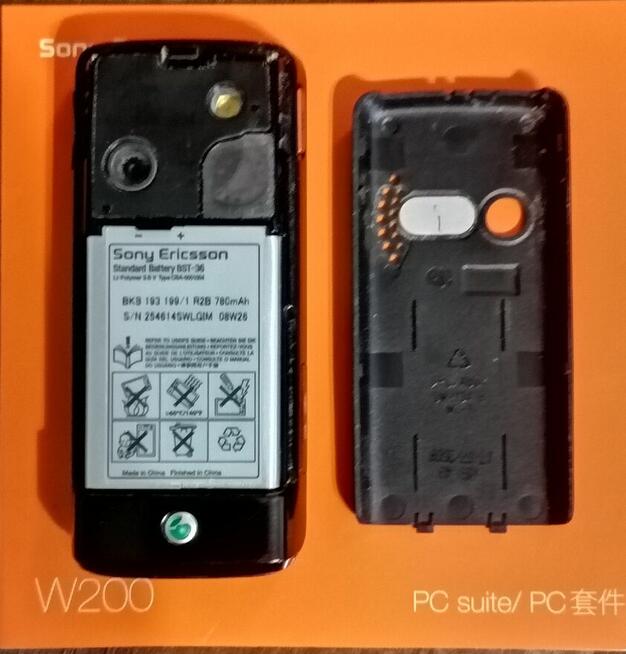 Nowy Sony Ericsson W200 pełen komplet plus głośnik MPS-30.
