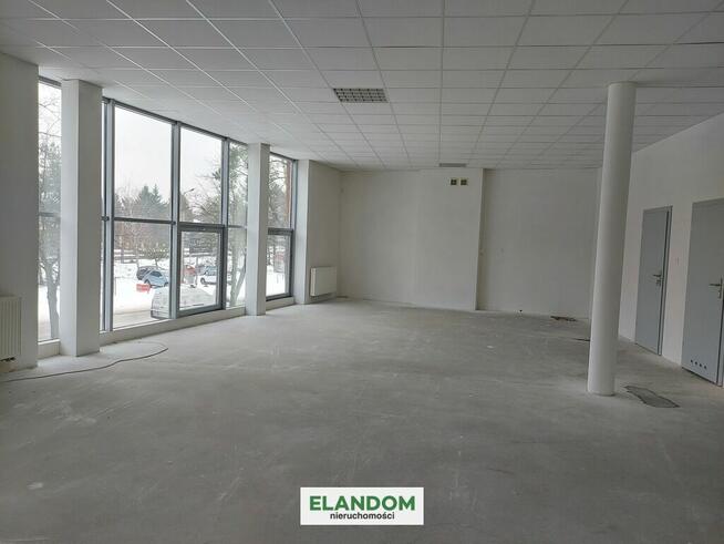 Lokal w centrum Józefowa, duży parking, witryna