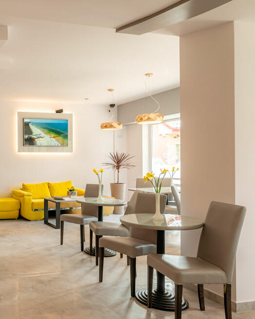 Kelner kawiarni i obsługi kelnerskiej Ledan Chłopy