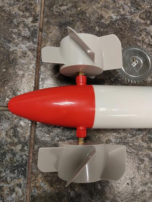 Łódka podlodowa do rozstawiania sieci rybackich zimą i latem