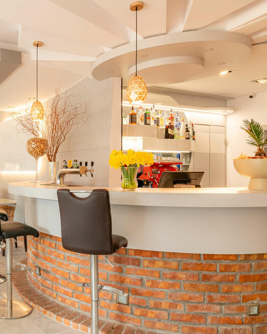 Kelner kawiarni i obsługi kelnerskiej Ledan Chłopy