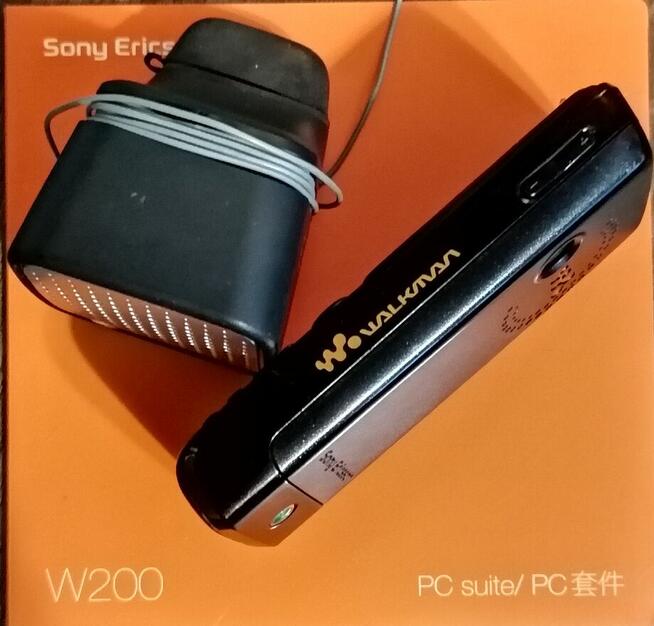 Nowy Sony Ericsson W200 pełen komplet plus głośnik MPS-30.