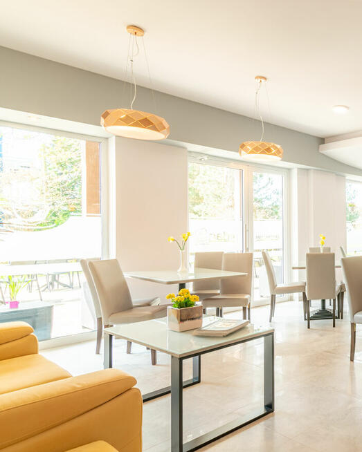 Kelner kawiarni i obsługi kelnerskiej Ledan Chłopy