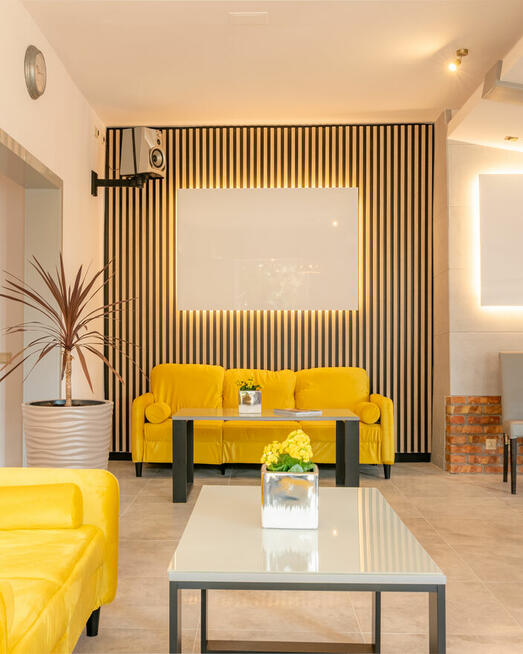 Kelner kawiarni i obsługi kelnerskiej Ledan Chłopy