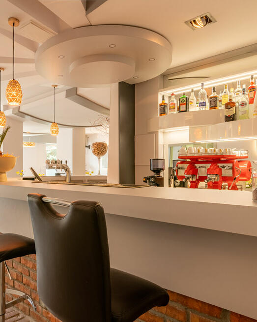 Kelner kawiarni i obsługi kelnerskiej Ledan Chłopy