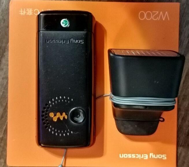 Nowy Sony Ericsson W200 pełen komplet plus głośnik MPS-30.