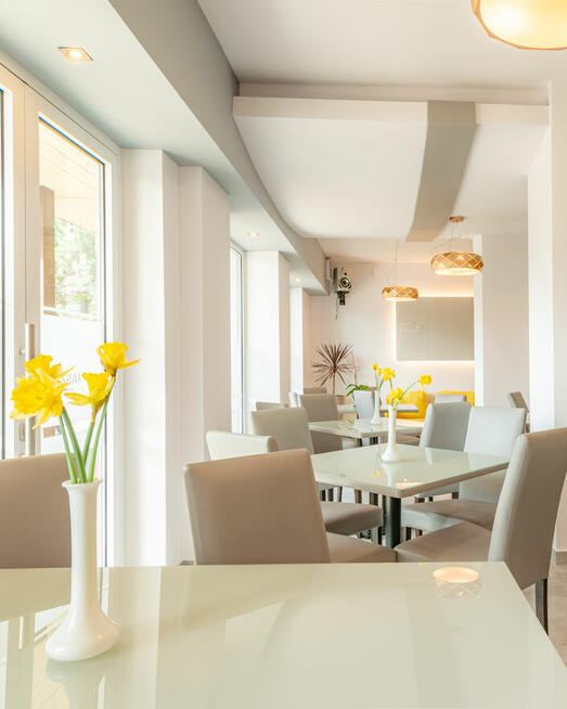 Kelner kawiarni i obsługi kelnerskiej Ledan Chłopy