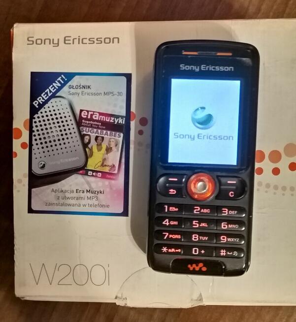 Nowy Sony Ericsson W200 pełen komplet plus głośnik MPS-30.