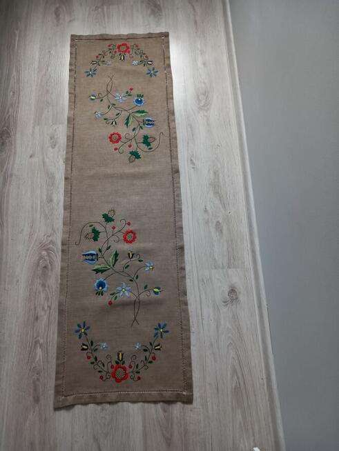 Ręcznie haftowany bieżnik