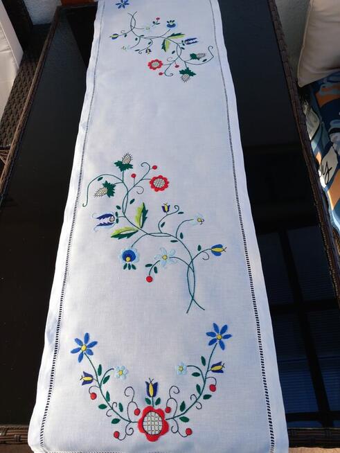 Ręcznie haftowany bieżnik