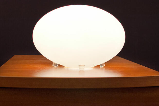 Lampa biurkowa OVANDAL szkło opal na silikonowych nóżkach
