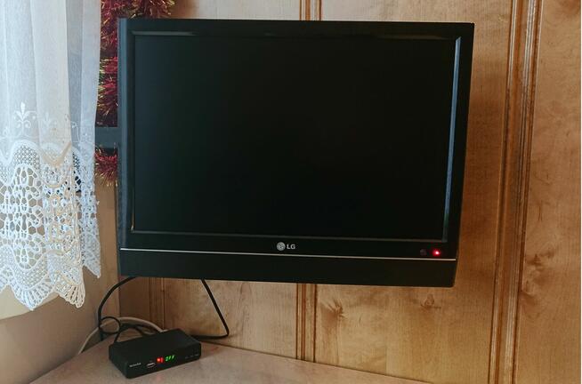 Telewizor LED LG 19LS4R z dekoderm + uchwyt naścien