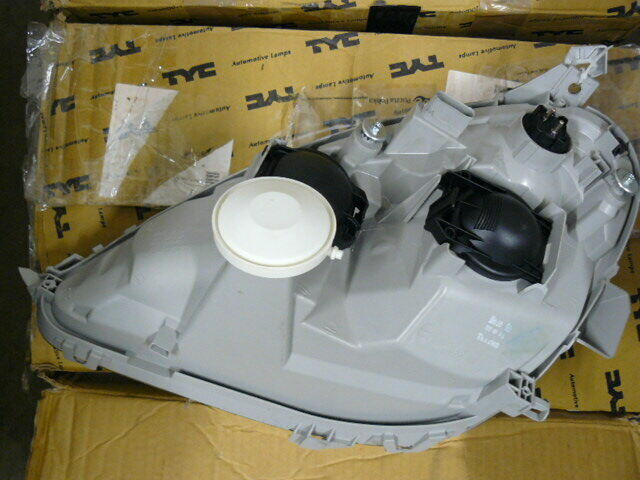 Mercedes W 168 dwa nowe reflektory, uszkodzone 1 mocowanie