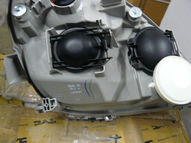 Mercedes W 168 dwa nowe reflektory, uszkodzone 1 mocowanie