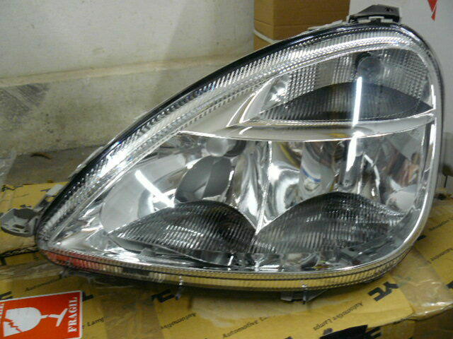 Mercedes W 168 dwa nowe reflektory, uszkodzone 1 mocowanie
