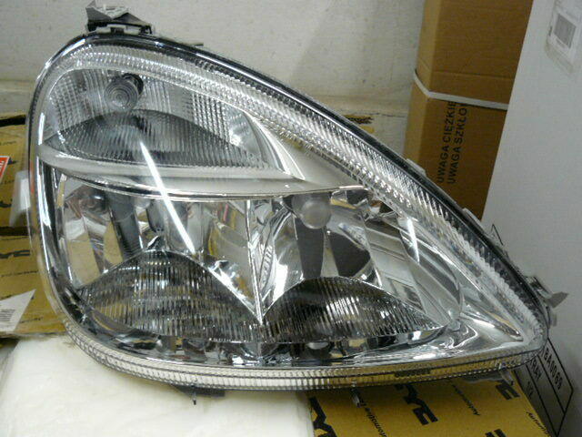 Mercedes W 168 dwa nowe reflektory, uszkodzone 1 mocowanie