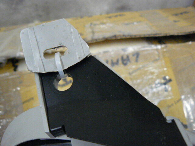 Mercedes W 168 dwa nowe reflektory, uszkodzone 1 mocowanie