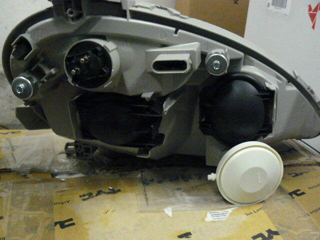 Mercedes W 168 dwa nowe reflektory, uszkodzone 1 mocowanie