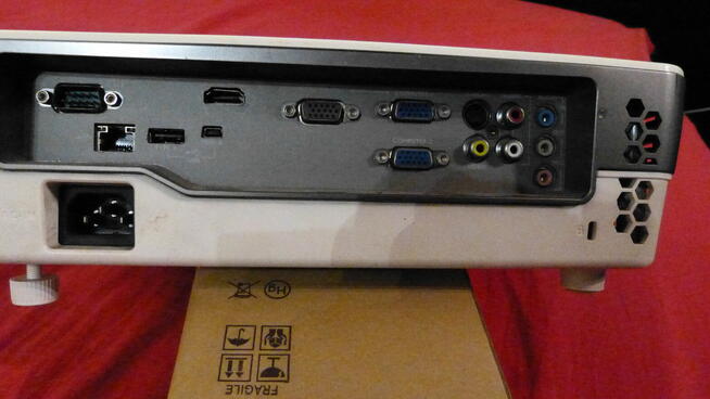 Projektor BENQ 711 z dodatkowym osprzętem