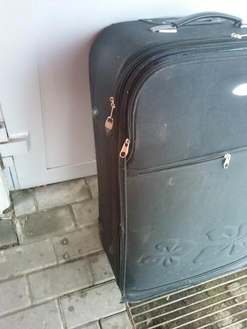 Walizka duża na kółkach, czarna, markowa, używana, 100 zł.