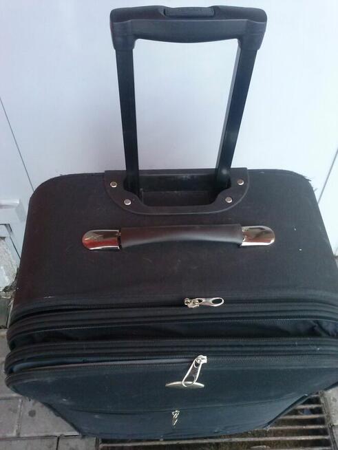 Walizka duża na kółkach, czarna, markowa, używana, 100 zł.