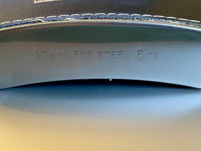 Piersiówka stalowa w skórze 6 oz NOWA