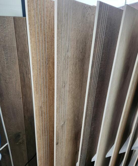 Stopnice drewnopodobne płytki na schody 120x30 Senatimental