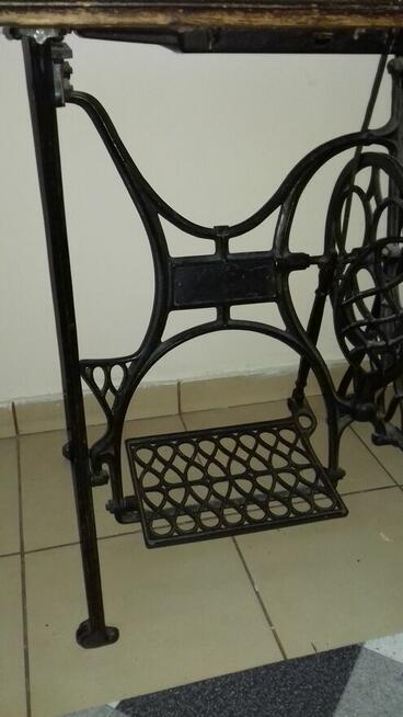 Zabytkowa maszyna do szycia z żeliwną podstawą