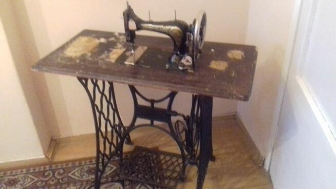 Zabytkowa maszyna do szycia z żeliwną podstawą