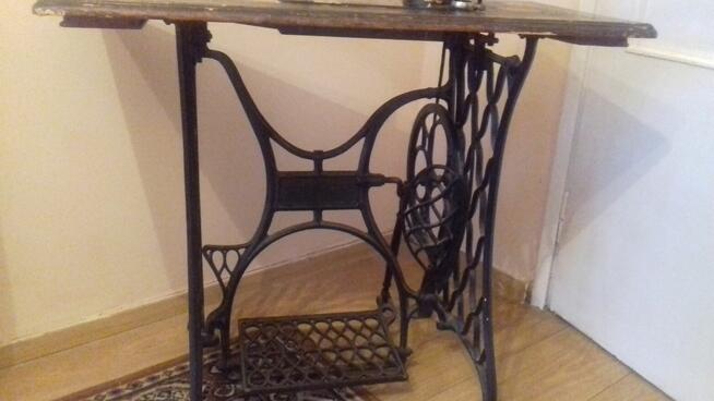 Zabytkowa maszyna do szycia z żeliwną podstawą