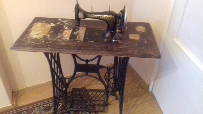 Zabytkowa maszyna do szycia z żeliwną podstawą
