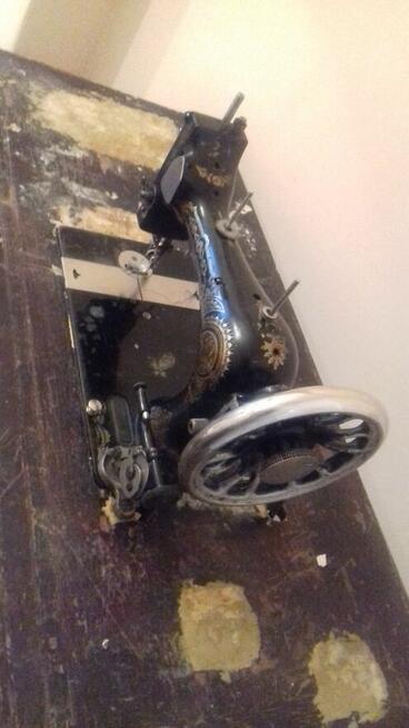 Zabytkowa maszyna do szycia z żeliwną podstawą