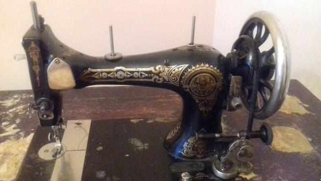 Zabytkowa maszyna do szycia z żeliwną podstawą