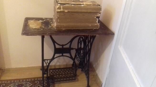 Zabytkowa maszyna do szycia z żeliwną podstawą